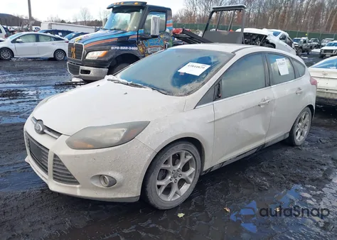 2014 Ford Focus Titanium z USA, uszkodzony, nr VIN 1FADP3N23EL399703